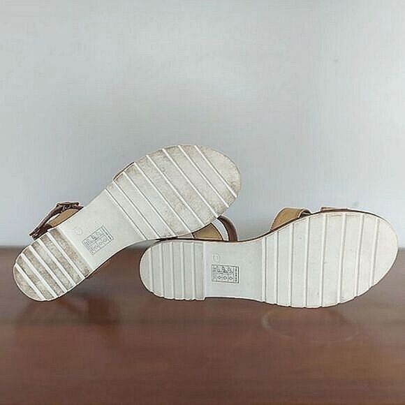 Chelsee Girl Diane oatmeal faux leather sandals 6.5 - Picture 10 of 15